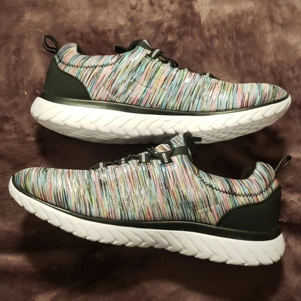 Tennis‎ shoe